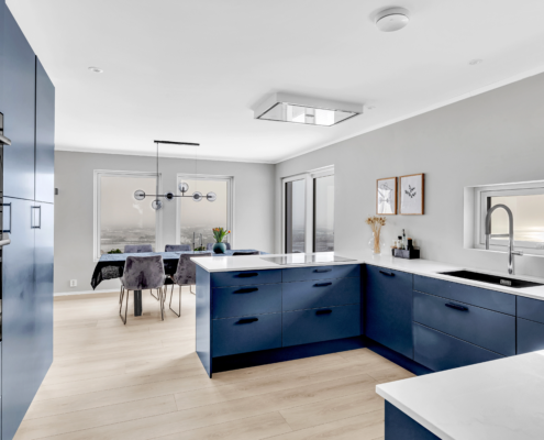 Moderne blått kjøkken