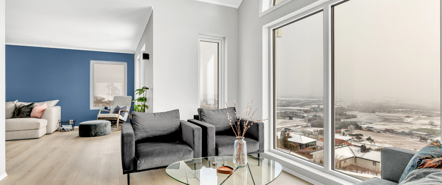 Moderne stue med store vinduer og flott utsikt