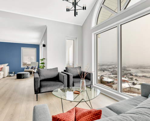 Moderne stue med store vinduer og flott utsikt