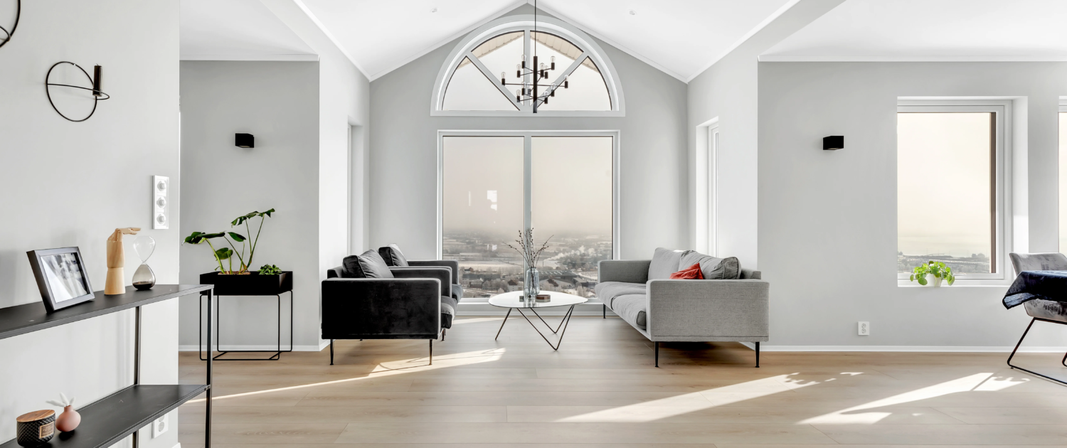 Lys og moderne stue med herskapelig buet vindu
